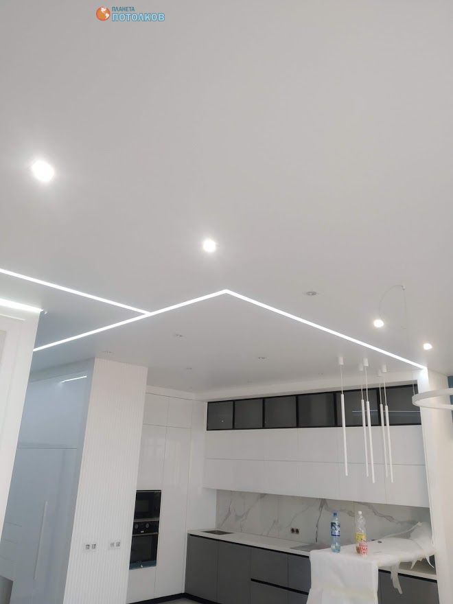 Белый потолок для кухни с световой линией